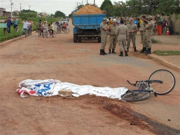As rodas do caminho passaram por cima dela, esmagando partes de seu corpo.