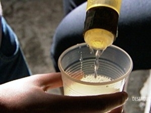 Influ�ncia de amigos que bebem � principal fator de inicia��o, acredita especialista