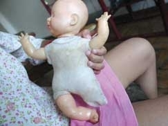 Me das meninas afirma que flagrou o acusado com as calas no joelho e acariciando as vtimas