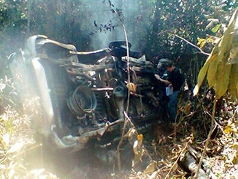 Caminhonete capotou e pegou fogo aps o acidente.