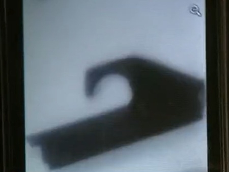 Com um cabide, Wesley fingiu estar portando um revlver.