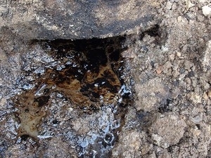 Petrleo vaza de poo em terreno de imvel no Lobato, em Salvador