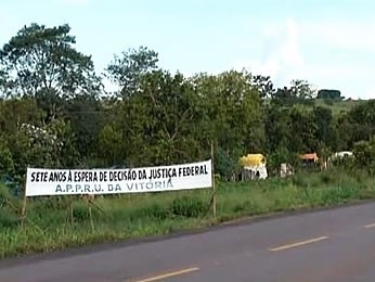 Famlias que reivindicam terras esto acampadas s margens da BR-364 h cerca de uma dcada