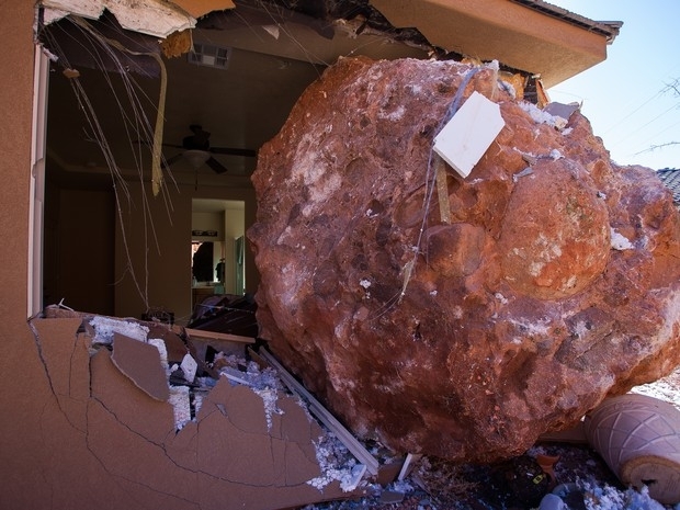 Pedra rolou de um penhasco, atingiu uma casa e feriu mulher que dormia sozinha no quarto