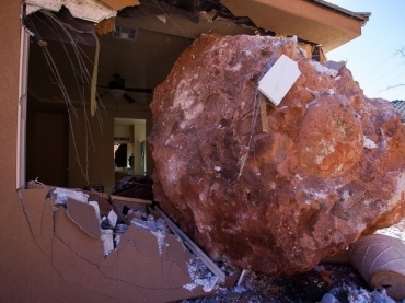 Pedra rolou de um penhasco, atingiu uma casa e feriu mulher que dormia sozinha no quarto