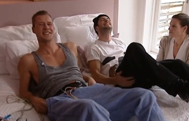 Dennis Storm e Valerio Zeno sentem as dores do trabalho de parto