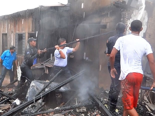 Parede de residncia foi quebrada para pai e filha sarem do local