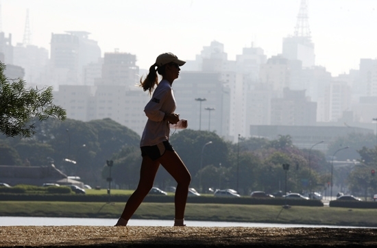 Mulher correndo no parque Ibirapuera, em São Paulo