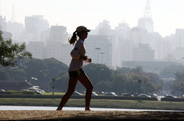 Mulher correndo no parque Ibirapuera, em So Paulo