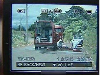 Foto mostra atendimento dos bombeiros aps o ataque das abelhas