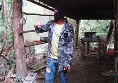 Integrante do grupo m�vel de fiscaliza��o em uma barraca erguida no meio da floresta, uma das caracter�sticas do trabalh