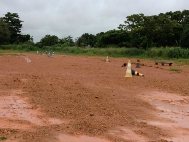 Instrutores reclamam que nos dias de chuva n�o h� possibilidade de dar aulas no terreno doado pela prefeitura