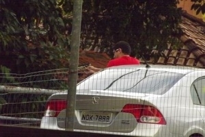 Jornalista flagra homem atirando em jacar em Manaus