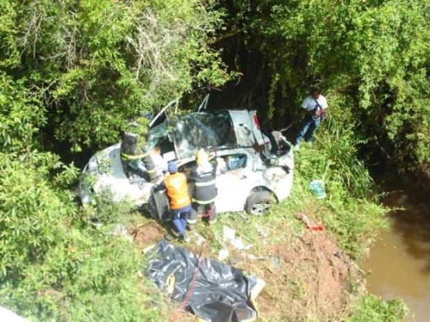 V�timas fatais estavam no ve�culo Peugeot que saiu da pista ap�s colidir com Celta