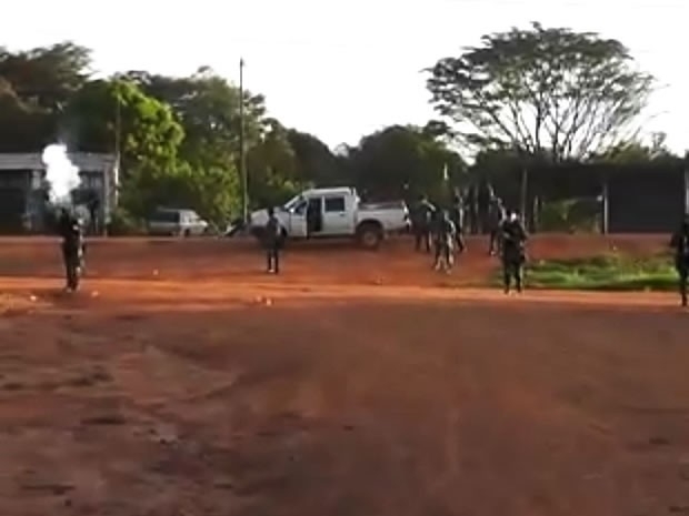 Agentes da Fora Nacional de Segurana usaram bombas de gs para cercar vilarejo