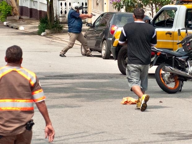 Motociclista sacou uma pistola automtica e alvejou o carro em fuga