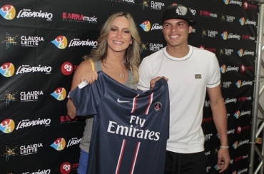 Claudia Leitte e Thiago Silva com a camisa do PSG
