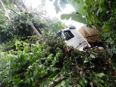 Motorista desviou de motociclista e caiu na ribanceira.