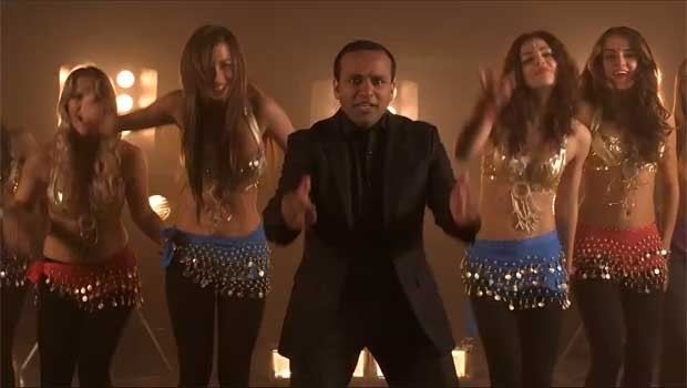 Muhammad Shahid Nazir canta seu hit 