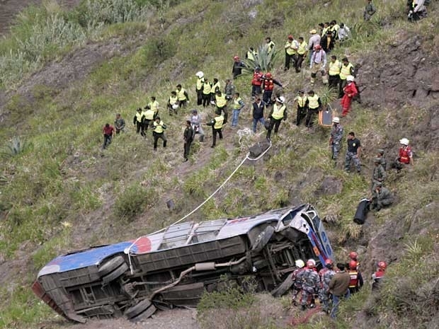 nibus caiu em ribanceira de cerca de 300 metros.