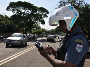 Policial durante fiscalizao