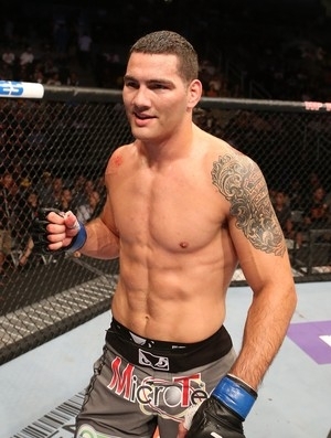 Chris Weidman festeja a vitria sobre Mark Muoz, pouco antes de se lesionar