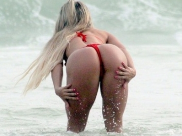 Priscila se refrescou no mar 