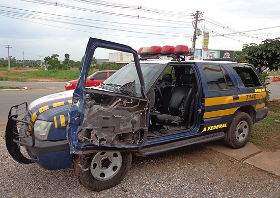 O policial foi atropelado por carreta que trafegava a 120 km/h enquanto entrava no carro