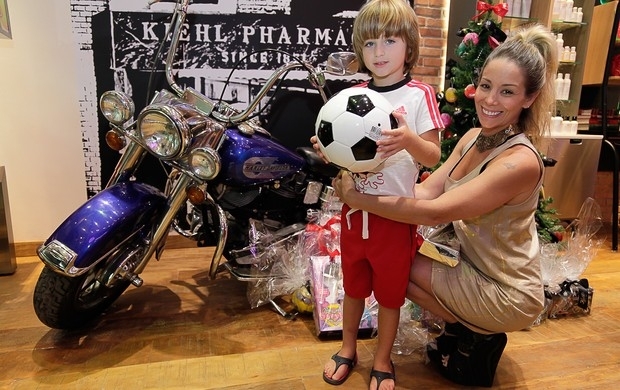 Danielle Winits escolhe presentes de Natal para a famlia em tarde de compras