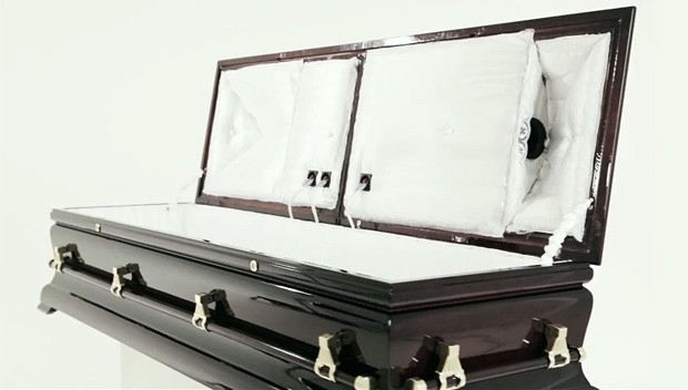 Caixo com alto-falantes reproduz msicas para o morto