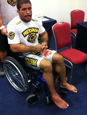 Toquinho, com o p� direito lesionado, usa cadeira de rodas