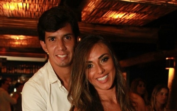 Casal posou sorridente