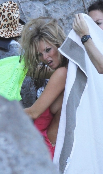 Kate Moss  troca de roupa em praia