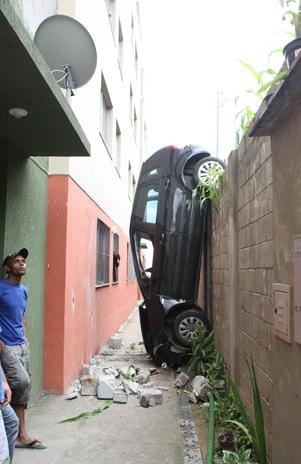 Veculo ficou pendurado em muro aps cair de uma altura de 3 m