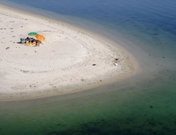Uma das praias particulares da ilha de Monte Farinha, no norte de Portugal.