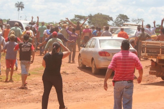 Moradores e foras de segurana entram em confronto na segunda-feira, primeiro dia da desocupao
