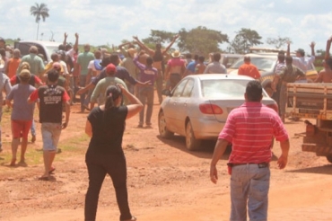 Moradores e foras de segurana entram em confronto na segunda-feira, primeiro dia da desocupao