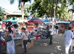 Ambulantes esto instalados nas principais praas do centro da cidade e em duas ruas
