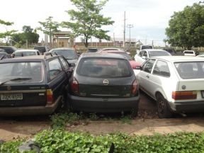 Carros ficam acumulados no ptio do Detran