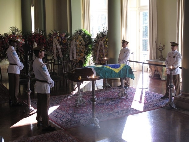 Caixo foi coberto com a bandeira do Brasil no velrio no Palcio da Cidade