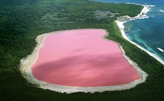 At hoje, cientistas no conseguiram explicar o porqu da gua deste lago ser rosa.