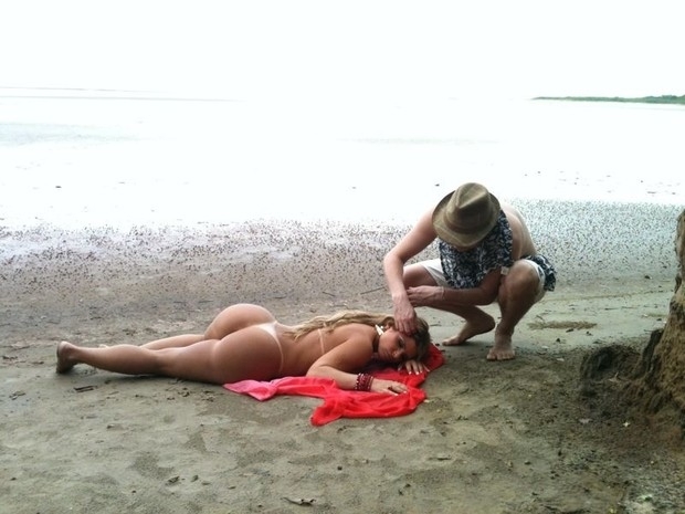 Bastidores do ensaio da Miss Bumbum para a revista 