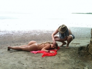 Bastidores do ensaio da Miss Bumbum para a revista 