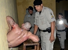 Preso entalado em buraco na parede da cela em GO presdio de Ceres
