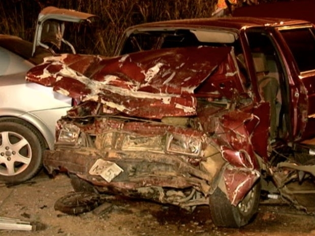 Carro ficou totalmente destrudo aps o acidente