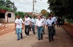Prefeito esteve com a imprensa e lderes de bairros em visita a obras realizadas pelo Executivo, incluindo as do program