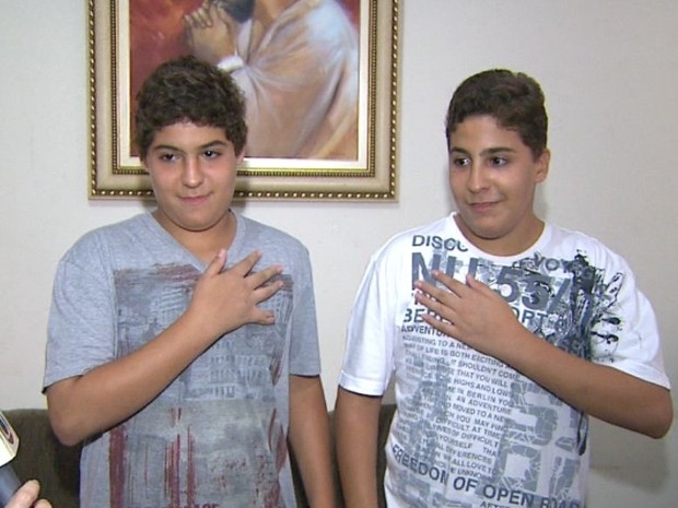 Os gmeos Matheus e Guilherme Guimares mostram o lado do corao