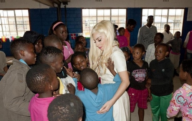 Lady Gaga  visita projeto social na frica do Sul