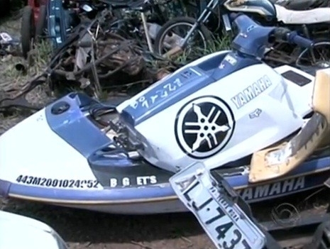 Reboque com jet ski se desprendeu de uma caminhonete