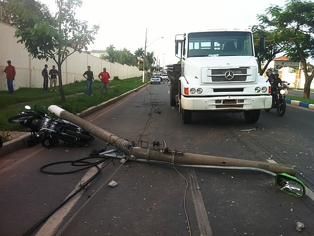 Poste caiu sobre moto e feriu motociclista em avenida de Cuiab